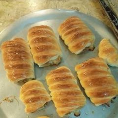A picture of Chicken bread rolls.