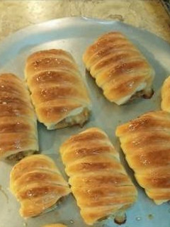 A picture of Chicken bread rolls.