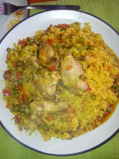 Una foto de Paella con alitas de pollo y chorizo de sarta