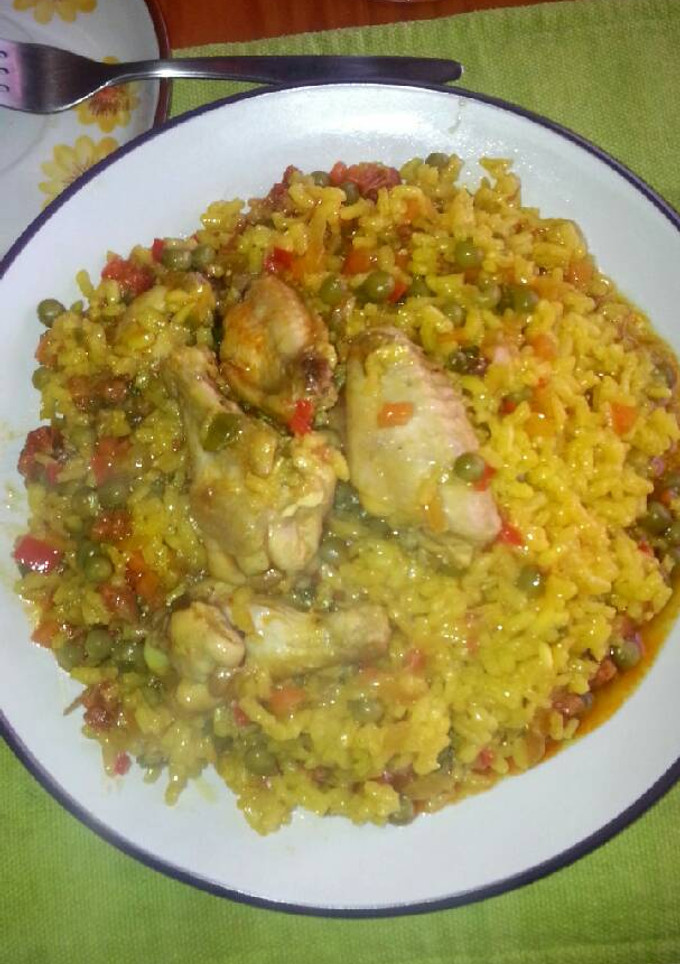 Una foto de Paella con alitas de pollo y chorizo de sarta