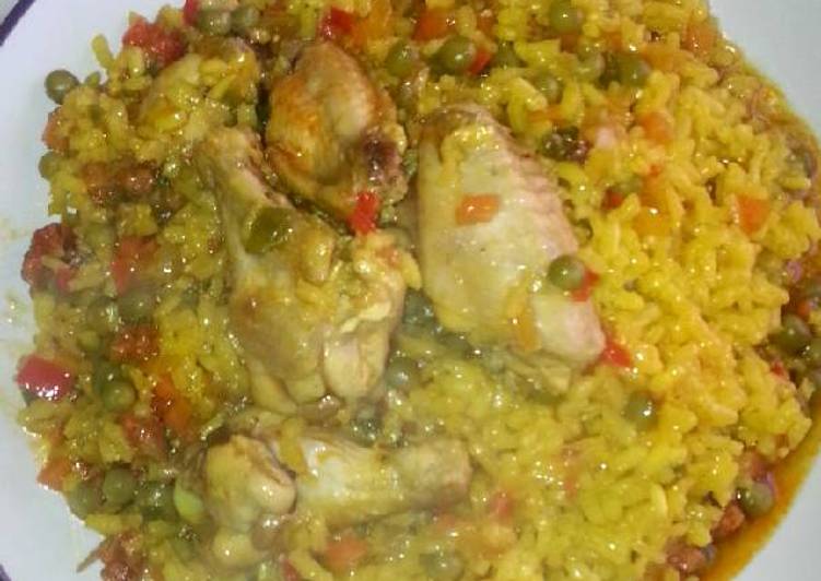 Paella con alitas de pollo y chorizo de sarta