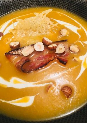 Une photo de Velouté de Courge Chips de Lard et Noisettes grillées