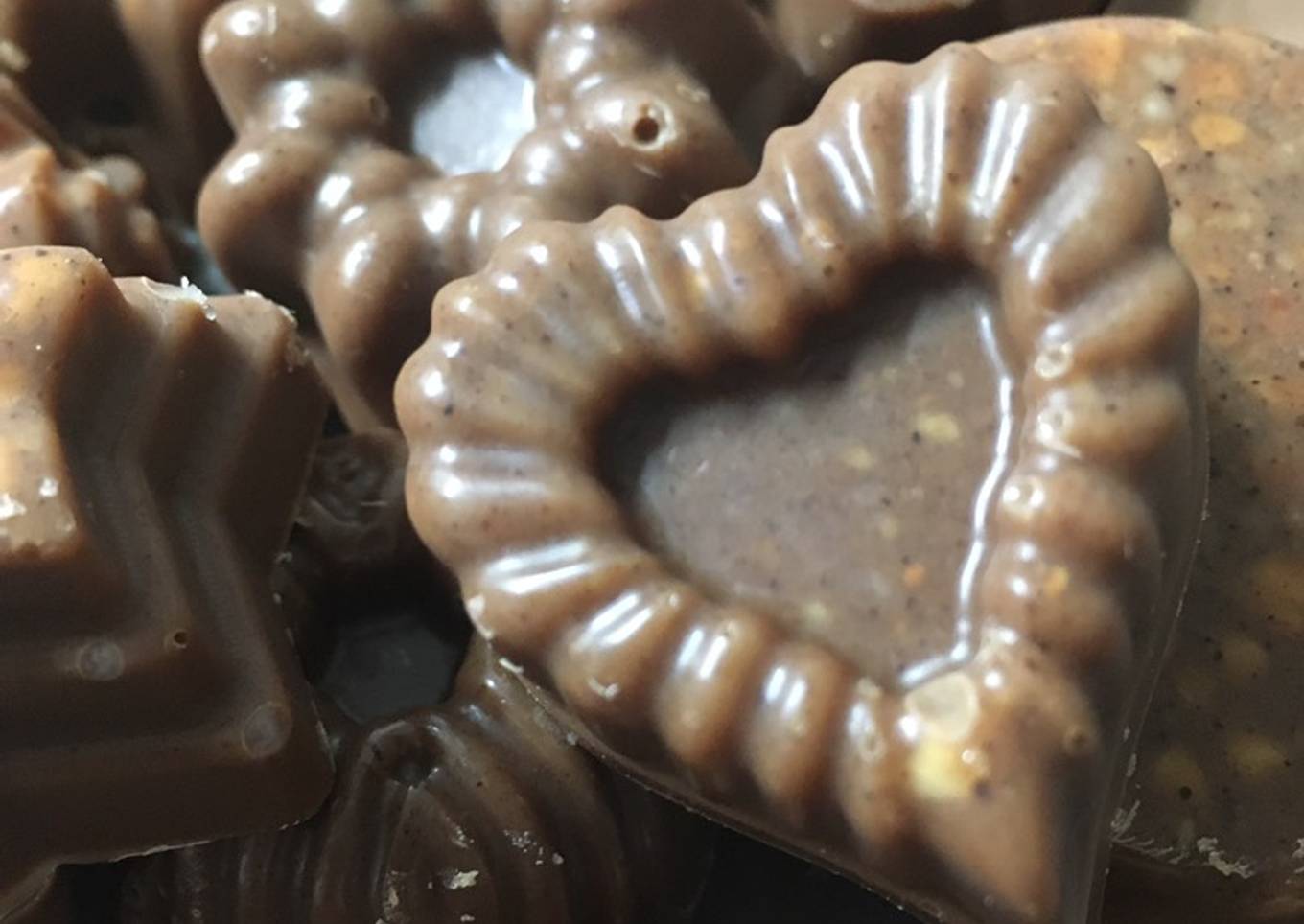 Short chocolate bombs with keto peanut butter