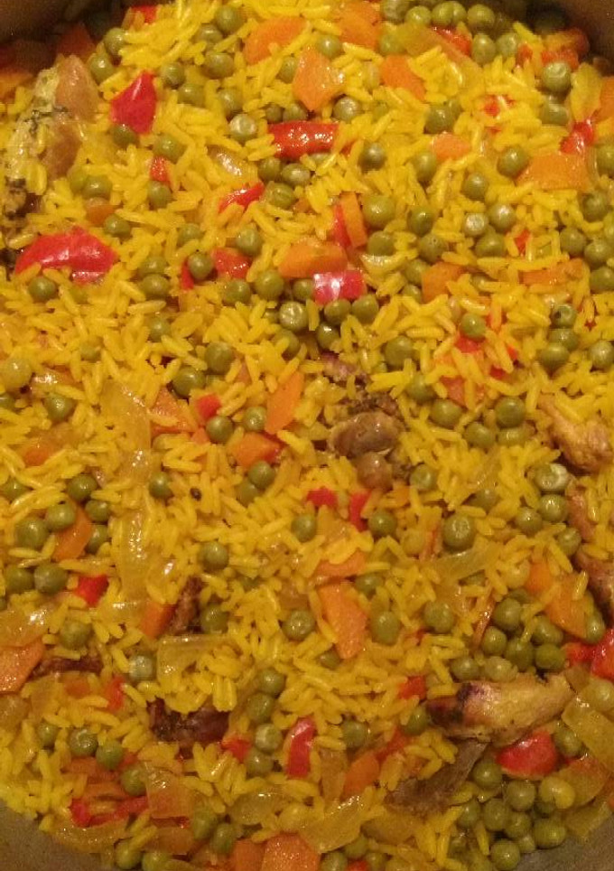 Una foto de Arroz amarillo con pollo