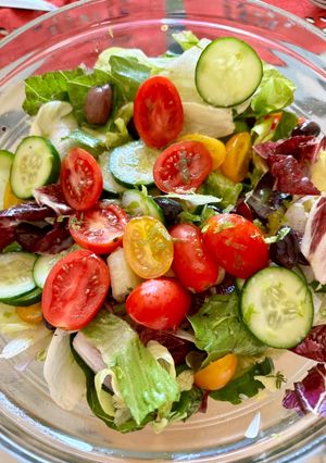 Φωτογραφία της συνταγής 🥗Σαλάτα με Ντοματίνια, Ελιές & Άρωμα Λάιμ🍋‍🟩