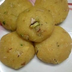 A picture of Besan ladoo.