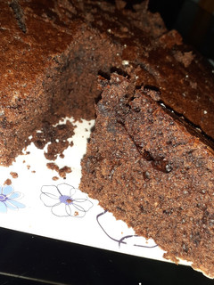 Una foto de Bizcochuelo súper rico y esponjoso de chocolate ♡
