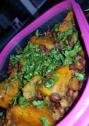 A picture of Khate mithe allu chole.