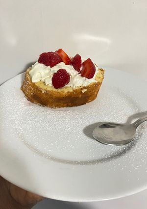 Une photo de Gâteau roulée à la confiture de fraise et crème pâtissière