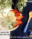 Cháo yến mạch hữu cơ nấu chuối mix dâu tây, rắc bột chùm ngây sấy lạnh, và hạt gai dầu hữu cơ ❤️