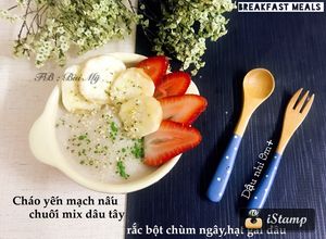 Hình của món Cháo yến mạch hữu cơ nấu chuối mix dâu tây, rắc bột chùm ngây sấy lạnh, và hạt gai dầu hữu cơ ❤️.