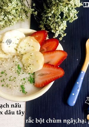 Hình của món Cháo yến mạch hữu cơ nấu chuối mix dâu tây, rắc bột chùm ngây sấy lạnh, và hạt gai dầu hữu cơ ❤️.