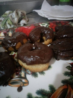 Una foto de Donas recubiertas de chocolate
