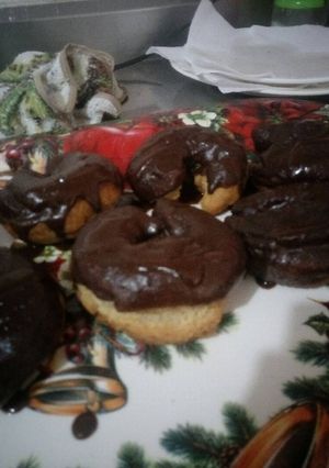 Una foto de Donas recubiertas de chocolate