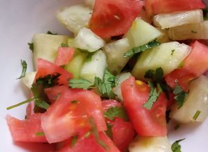 Una foto de Ensalada de pepino con tomate 🍅🥒 😋