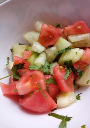 Una foto de Ensalada de pepino con tomate 🍅🥒 😋