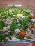 Ensalada de judías blancas, canónigos, cebolla, piña, tomatitos y queso fresco