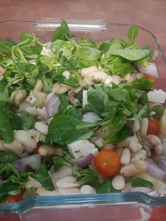 Una foto de Ensalada de judías blancas, canónigos, cebolla, piña, tomatitos y queso fresco