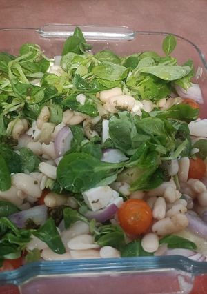 Foto principal de Ensalada de judías blancas, canónigos, cebolla, piña, tomatitos y queso fresco