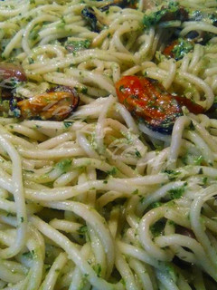 Una foto de Espaguetis al pesto