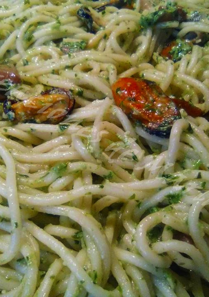 Una foto de Espaguetis al pesto