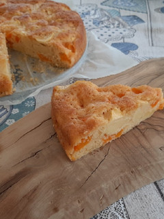Foto di Torta di mele e albicocche facile