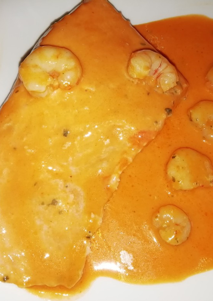 Una foto de Salmón en salsa rosa