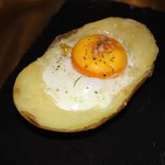 Una foto de Patatas rellenas de beicon y huevo