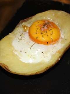 Una foto de Patatas rellenas de beicon y huevo