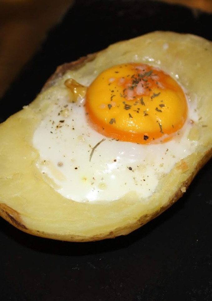 Una foto de Patatas rellenas de beicon y huevo