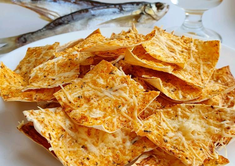 Домашние чипсы из лаваша с сыром или закуска к пиву