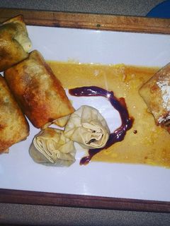 Una foto de Eggroll con Saquitos de Cerdo y Postre Mini Apple Pie