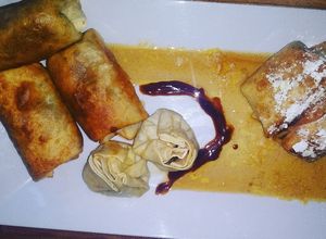 Una foto de Eggroll con Saquitos de Cerdo y Postre Mini Apple Pie