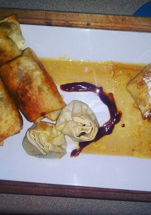 Una foto de Eggroll con Saquitos de Cerdo y Postre Mini Apple Pie