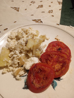 Una foto de Arrevosado de papitas fritas y tomate