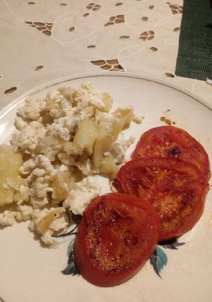 Una foto de Arrevosado de papitas fritas y tomate