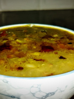 बथुए उड़द की दाल (bathua urad ki dal recipe in Hindi) रेसिपी मुख्य फोटो