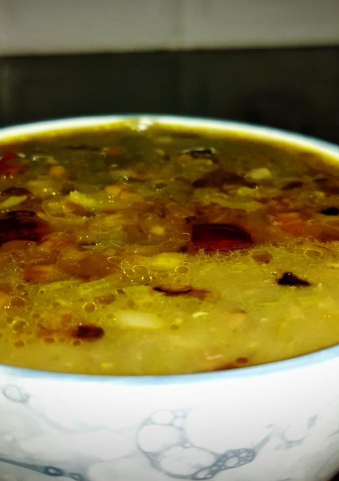 बथुए उड़द की दाल (bathua urad ki dal recipe in Hindi) रेसिपी मुख्य फोटो