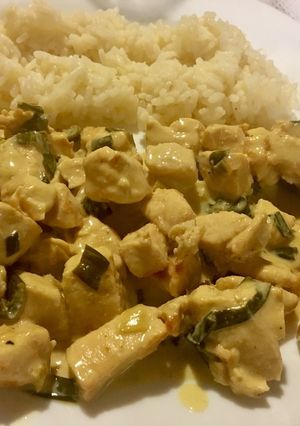 Una foto de Pollo al verdeo, con crema, mostaza y vino blanco