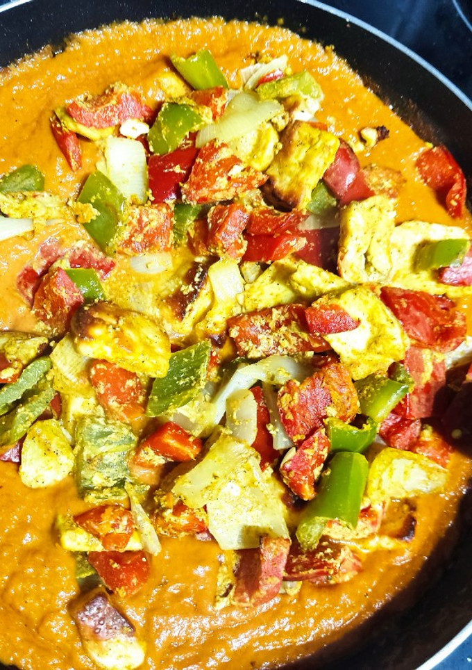 Una foto de Curry de verduras y halloumi