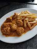 Albóndigas en salsa de almendras con patatas fritas