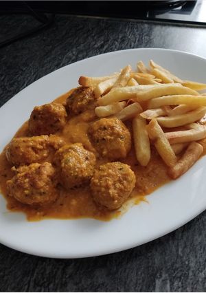 Una foto de Albóndigas en salsa de almendras con patatas fritas