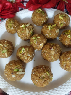 "डिंकाचे पौष्टिक लाडू" (dinkache ladoo recipe in marathi) रेसिपी चे मुख्य फोटो