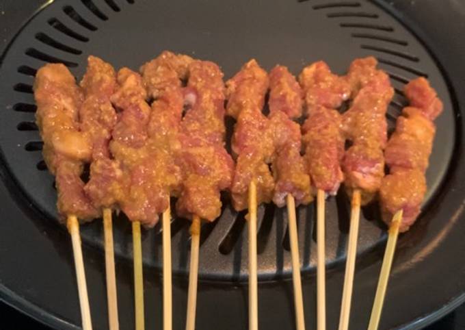 Langkah Mudah untuk Membuat Sate Daging Sapi Bakar Kompor yang Enak Banget