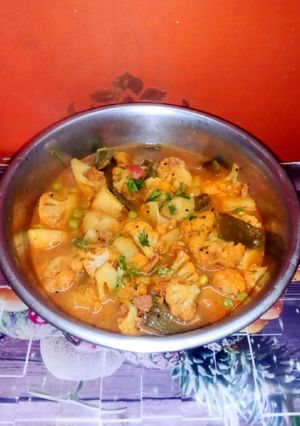 ফুলকপি,শিম,বড়া দিয়ে হালকা ঝোল(foolkopi shim bora diye halka jhol recipe in bengali) রেসিপির প্রধান ছবি