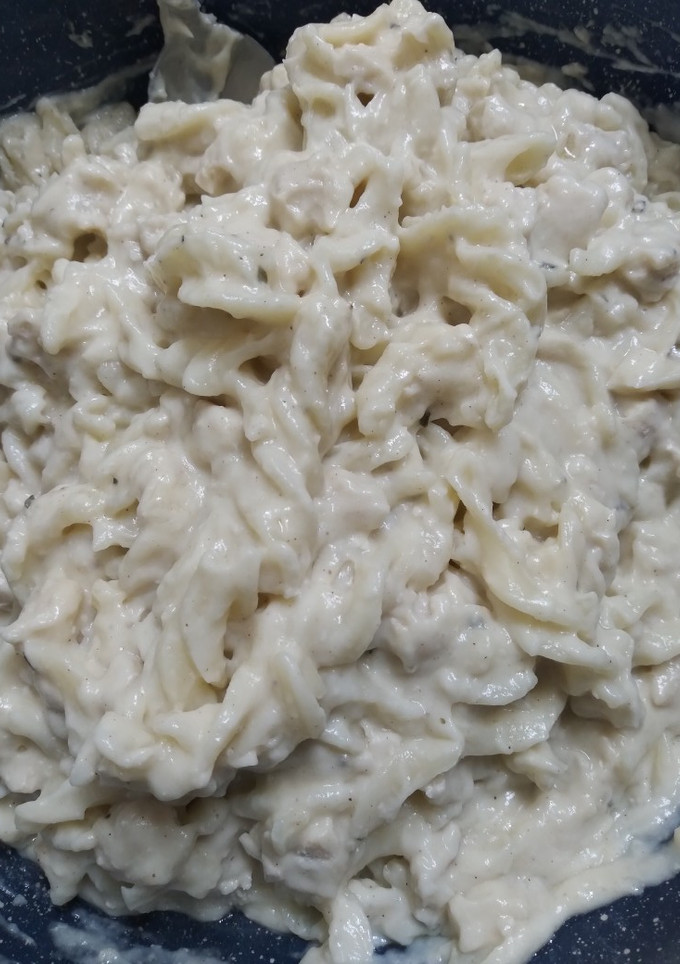 Una foto de Pasta Alfredo con pollo