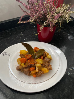 Una foto de Guiso de ternera con patatas al vino blanco