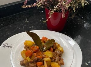 Foto principal de Guiso de ternera con patatas al vino blanco