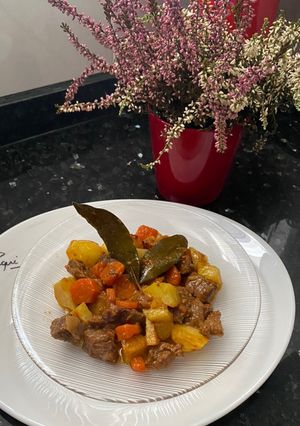 Una foto de Guiso de ternera con patatas al vino blanco