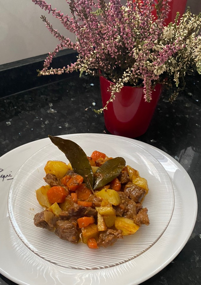 Una foto de Guiso de ternera con patatas al vino blanco